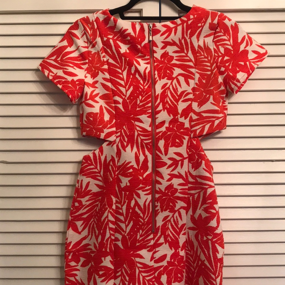Spring cutout pattern dress - Picture 2 of 3